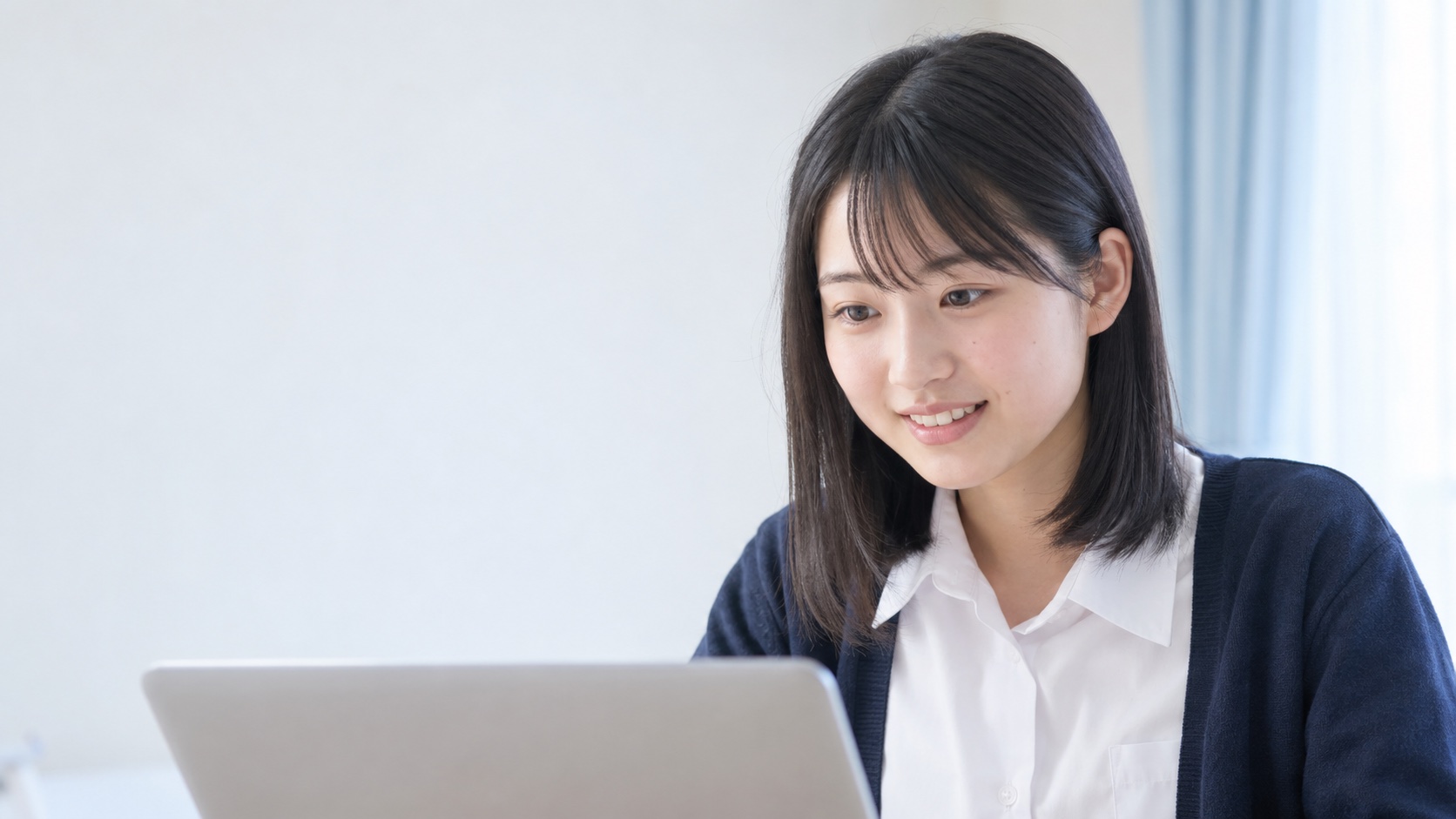 自宅でノートパソコンに向かい、オンライン授業を受ける高校生（イメージ）